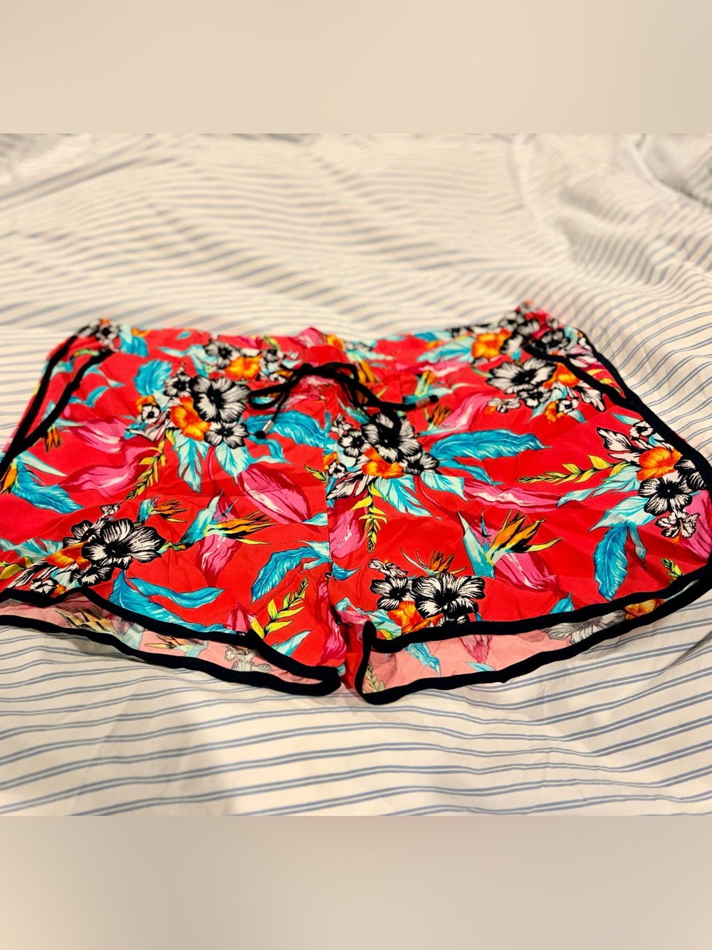 Old Navy Women's Tropical Floral Drawstring Shorts - Red